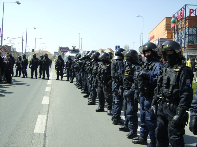 Uzbrojone oddziały policji na manifestacji w Pilznie